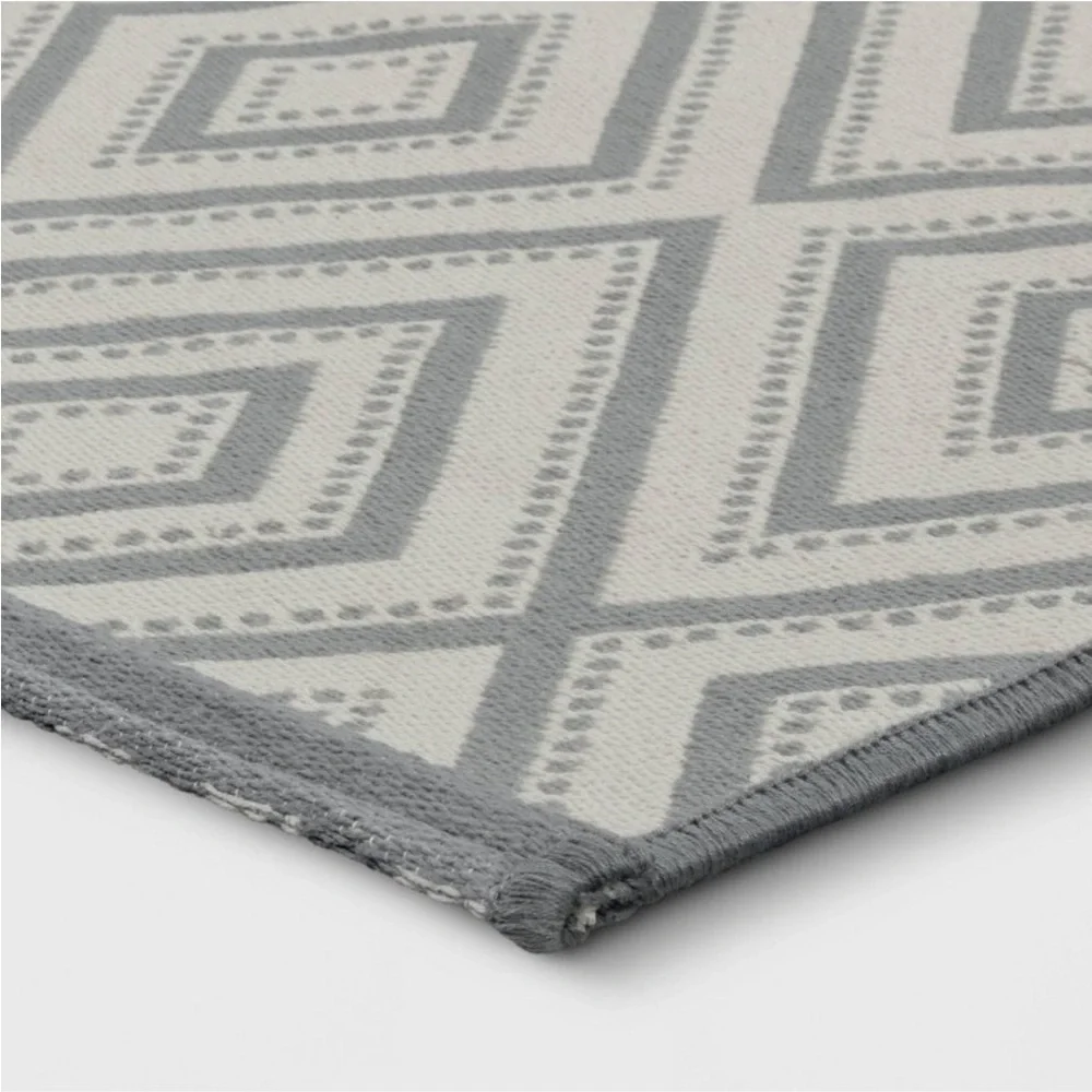 ROOM ESSENTIALS NWT diamond indoor area rug -gray -4x5’6”